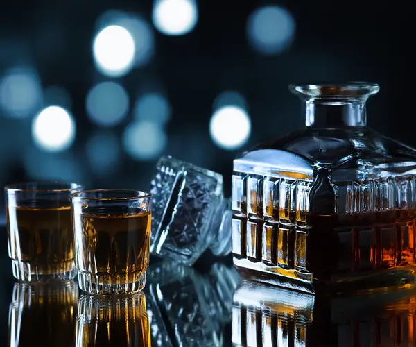 KANARS Crafted Liquor Decanter Set w/ 4pcs Whiskey Bourbon Glasses for Men